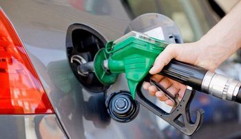 Gasolina regular baja RD$4:00 pesos; la premium RD$2:00; el gasoil RD$4:00; el GLP RD$1:00
