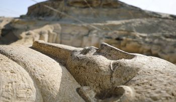 Egipto anunció el descubrimiento de una antigua necrópolis con decenas de sarcófagos y miles de estatuas