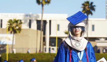Tiene una enfermedad de la piel, pero desafió al sol para asistir a su graduación
