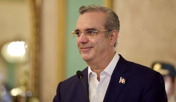 Luis Abinader encabeza encuentro con líderes políticos dominicanos