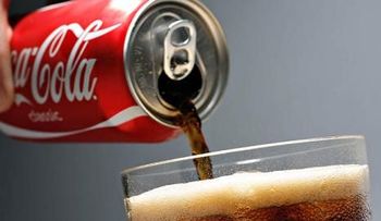 Niña con rara enfermedad es tratada solo con Coca Cola 