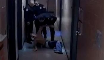 Video: Brutalidad policial: Un agente empuja contra una pared mujer detenida  