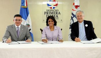 Primera Dama Cándida Montilla firma convenio de donación por unos RD$250 millones