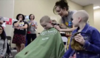 80 niños sorprenden a una niña diagnostica con tumor maligno