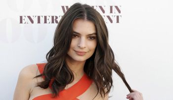  Acusan la modelo Emily Ratajkowski de humillar a las mujeres con cáncer 