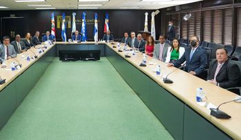 Valdez Albizu recibe a participantes del Primer Diálogo  de los Mercados de Capitales de Centroamérica y Caribe