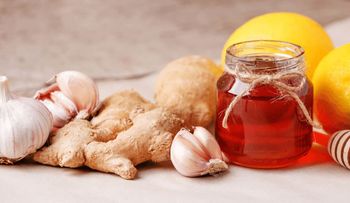 La cúrcuma, ajo,  cebolla, jengible, infusiones, limón, jarabe de miel y otros remedios contra enfermedades, revelado por un médico