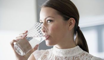 ¿Cuánta agua necesitas beber al día?