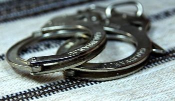 Apresan hombre que intentó matar a machetazos a sus tres hijos