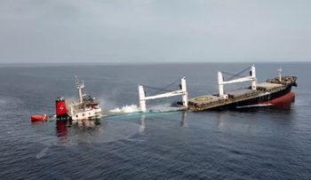 Un proyectil hunde un buque mercante de bandera india frente a las costas de Yemen