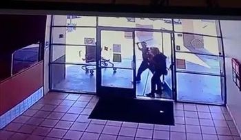 La Policía pide le ayuden a encontrar un hombre que golpeó con un tubo a una mujer de 77 años, para robarle la pizza