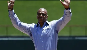 Julio Franco, de 56 años, firma como jugador-manager en Japón