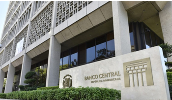 Dólar baja y fortalece confianza económica en República Dominicana