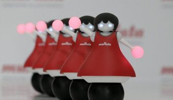 La nueva generación robots de Murata, animadoras bailan sincronizadas 