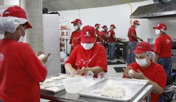 Gobierno integra comisión para consensuar con Venezuela, venta de pollos y huevos