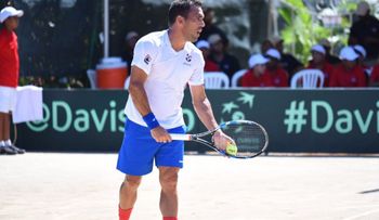 Víctor Estrella gana partido en la Copa Davis