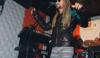 Toño Rosario con su Palito de Coco y su vestuario Galáctico conquista el Bronx.