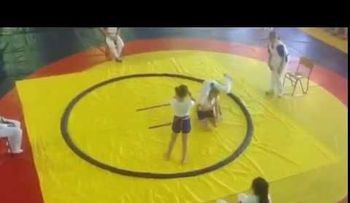 Una niña judoca tumba a su rival (¡y al árbitro!) de un solo golpe