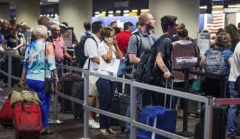 American Airlines y United Airlines cobrarán por equipajes de manos a viajeros