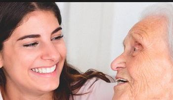 Por qué las personas de alzhéimer se agitan al atardecer