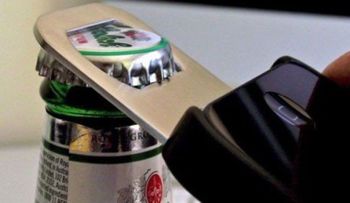 Los smartphones ahora también sirven como abrebotellas