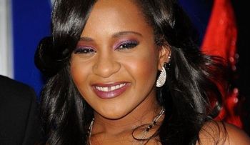 Hija de Whitney Houston está en coma inducido