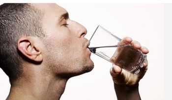 Los mejores momentos para tomar agua y cuidar la salud
