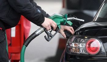 Precios de gasolinas bajan RD$15.52 y  RD$12.85