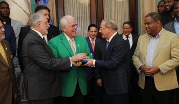 Danilo recibe directivos y jugadores de las Estrellas, a quienes pide traer la Corona