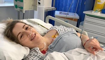 Estiró su cuello mientras miraba una película y quince minutos después casi se muere