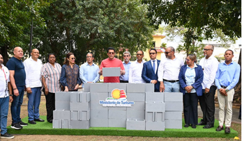 Ministro de Turismo inicia revitalización parque San Miguel