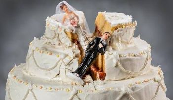 Le pide el divorcio a su esposa porque no se baña; una consejera intenta salvar la situación