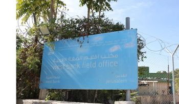 Policía israelí cambia bandera ONU por la de Israel