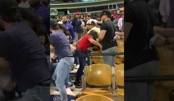 Pelea entre fanáticos en el Estadio Quisqueya Juan Marichal