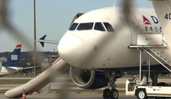 Se abre la rampa de emergencia del avión de los Spurs 