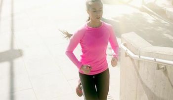 Correr menos, pero más intenso mejora condición física