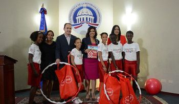 Niños y niñas de Progresando con Solidaridad reciben kits recreativos