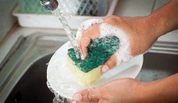 Detectan una peligrosa bacteria en un detergente líquido que circula en México