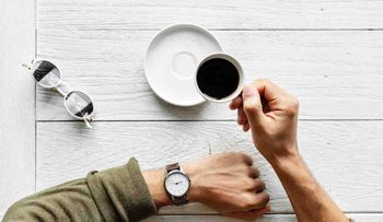 Mortal: Personas que cenan tarde y no desayunan, son cinco veces más proclives de morir de un infarto, según estudio