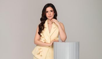 Karina Alarcón lanzará tercera temporada de 'De cerca'."