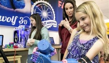 Impresión en 3D permite a niña tener prótesis de mano 