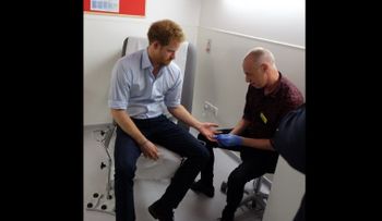 El principe Enrique se somete a test de HIV y lo transmite en vivo