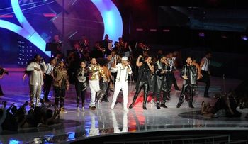 Extensa gala con musicales atractivos