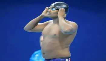 El nadador de la barriga cervecera llama atención en Juegos Olímpicos