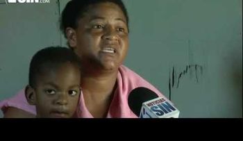 Familia solicita ayuda para niño que padece enfermedad que le impide hablar y caminar
