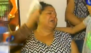Una mujer lloraba esposo que murió de cáncer en EEUU y le dicen que un hijo falleció en un accidente 