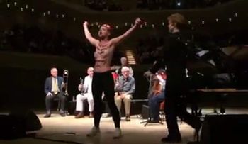 Irrumpieron a los gritos en un concierto de jazz de Woody Allen y lo acusaron de pedófilo
