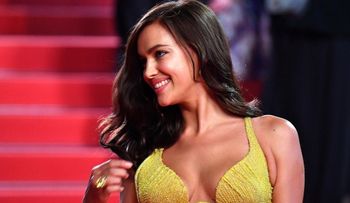 Irina Shayk derrochó sensualidad en la alfombra roja de Cannes, dos meses después de ser madre