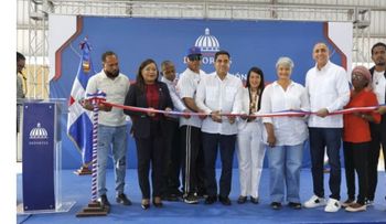 Kelvin Cruz inaugura multiuso en Ramón Santana, SPM