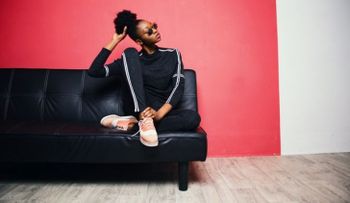 Remoja tu ropa negra en agua salada y lávala con vinagre para que no pierda su color, ni se vea vieja 